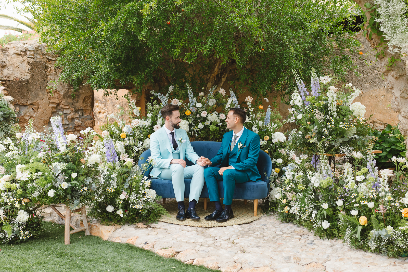 Elegante montaje de recepción de boda al aire libre al atardecer con luces de hadas.